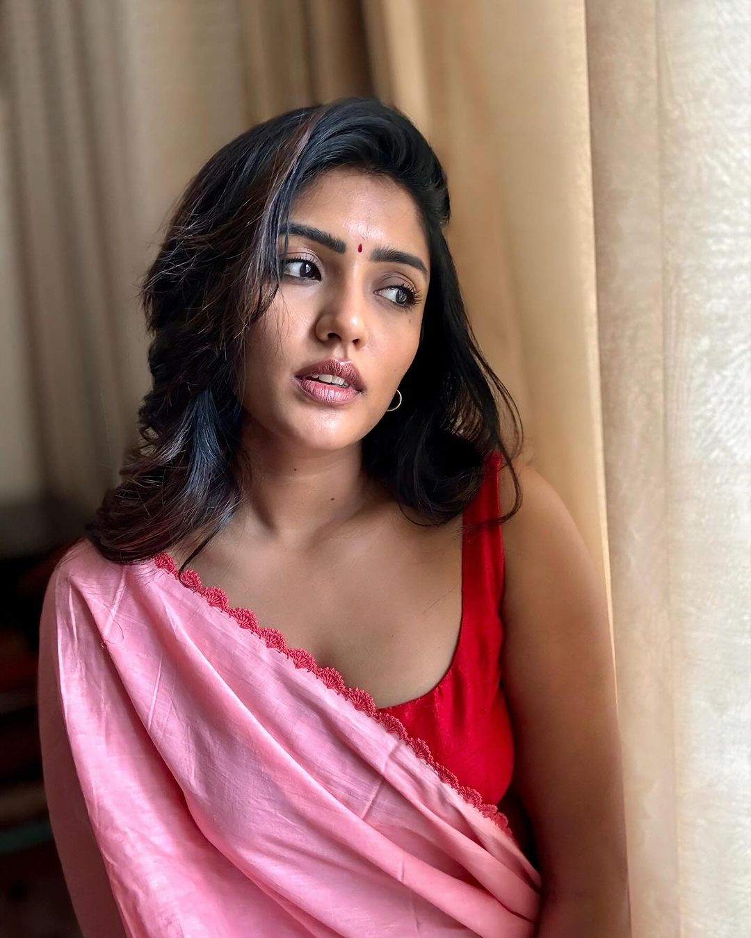 Telugu Actress Eesha Rebba Stills in Pink Saree